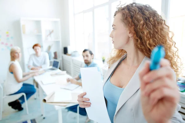 Serieuze Aantrekkelijke Vrouwelijke Spreker Jas Met Papieren Schrijven Onzichtbare Bord — Stockfoto