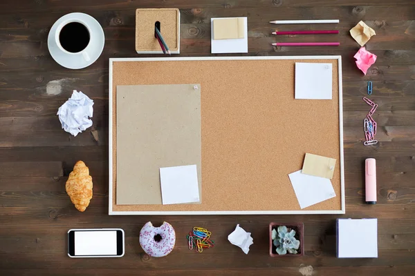 空白软木板 智能手机 皱褶纸 糕点和木质背景咖啡的顶视图 — 图库照片