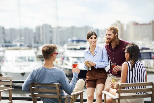 Due Giovani Coppie Con Bevande Che Conversano Mare Loro Piacimento — Foto Stock