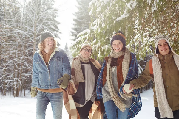 Derék Megjelöl Arckép Ból Boldog Fiatal Emberek Tél Üdülőhely Futás — Stock Fotó