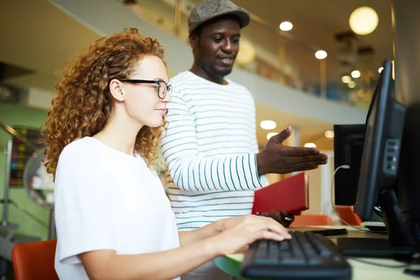 Cara Confiante Apontando Para Monitor Computador Enquanto Explica Seus Dados — Fotografia de Stock