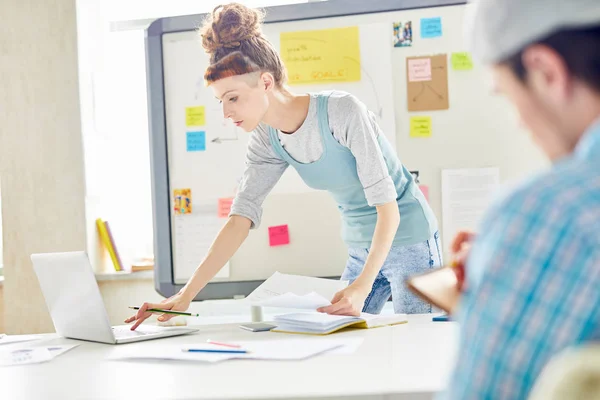 Serieuze Peinzende Vrouwelijke Hipster Werknemer Met Dreadlocks Papier Het Gebruik — Stockfoto