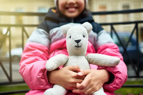 Λευκό Αρκουδάκι Που Πραγματοποιήθηκε Από Ευτυχισμένη Μαθήτρια Ζεστό Σακάκι Κατά — Φωτογραφία Αρχείου