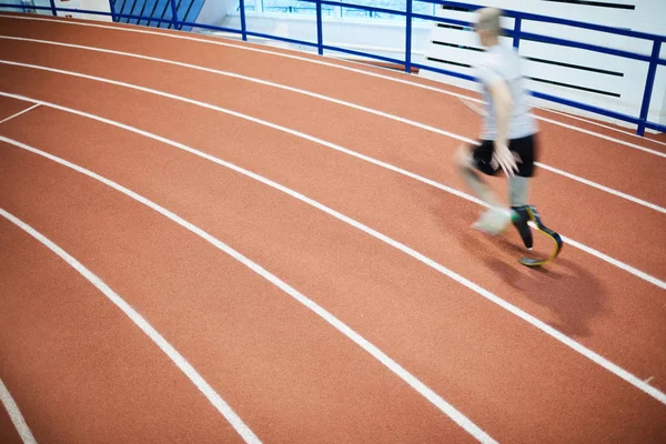 Rozmazaný Běžec Postižené Nohy Pohybující Rychle Jednom Závodní Dráhy Indoor — Stock fotografie