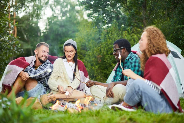 Group Cheerful Young Backpackers Enjoying Evening Campfire While Having Dessert — Stock Photo, Image