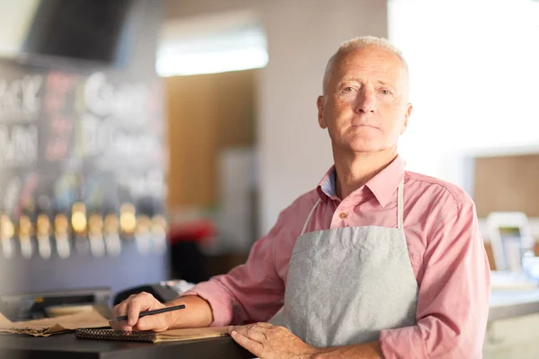 Alter Mann Schürze Blickt Die Kamera Während Der Theke Café — Stockfoto