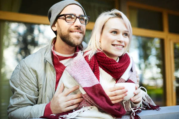 Porträtt Unga Skäggiga Kaukasiska Man Omfamna Sin Vackra Flickvän Stående — Stockfoto