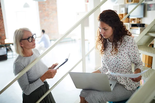 Ung Sekreterare Sitter Trappan Och Skriva Laptop Med Mogen Chef — Stockfoto