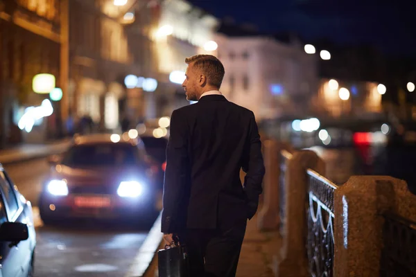 Vista Traseira Homem Negócios Elegante Moderno Com Pasta Andando Longo — Fotografia de Stock