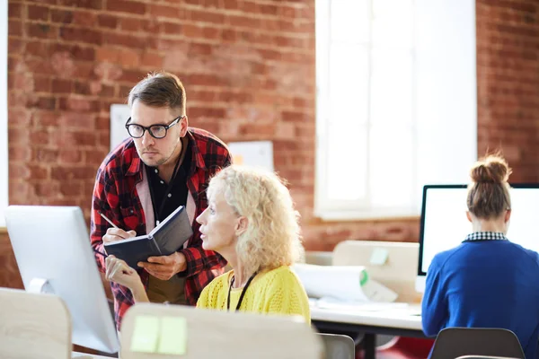 Mogen Arbetsgivare Consulting Underordnade Framför Datormonitor Office — Stockfoto