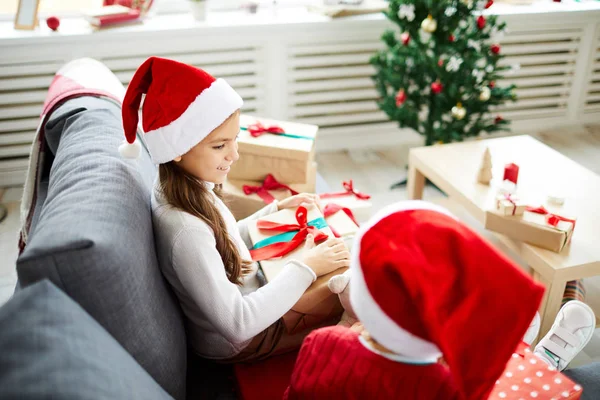 Zwei Süße Geschwister Weihnachtsmützen Sitzen Auf Dem Sofa Und Reden — Stockfoto