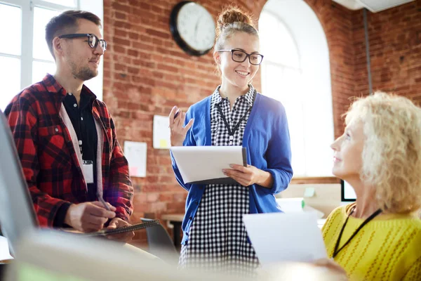 Happy Young Revisor Med Dokument Consulting Med Mogen Blondin Kollega — Stockfoto