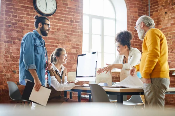 Grupo Colegas Jóvenes Maduros Interculturales Reunidos Por Mesa Para Discusión — Foto de Stock