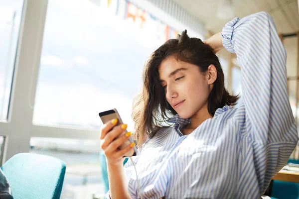 Jovem Mulher Relaxada Camisa Casual Mensagem Leitura Seu Namorado Café — Fotografia de Stock