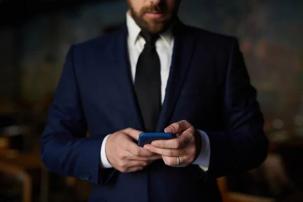 Nahaufnahme Eines Bärtigen Geschäftsmannes Offizieller Jacke Der Sein Smartphone Für — Stockfoto