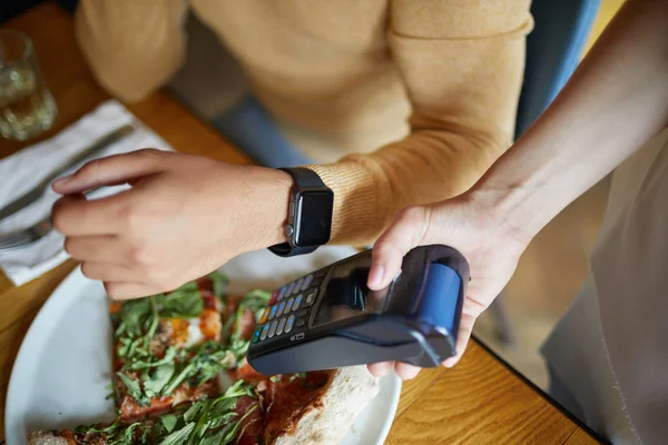 Pessoa Com Smartwatch Segurando Sua Mão Por Máquina Pagamento Eletrônico — Fotografia de Stock