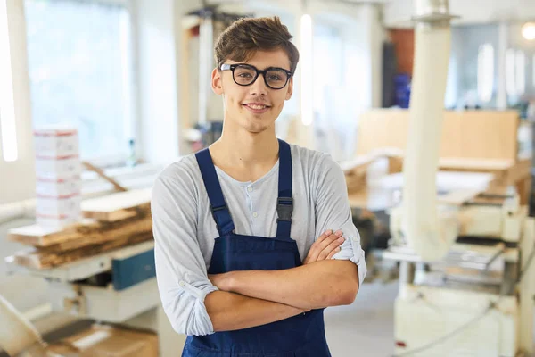 Mosolygó Magabiztos Csinos Fiatal Asztalos Egységes Állva Modern Workshop Átkelés — Stock Fotó