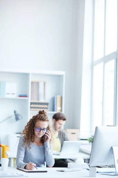 Upptagen Ung Kontorschef Consulting Någon Telefon Och Skriva Ner Idéer — Stockfoto