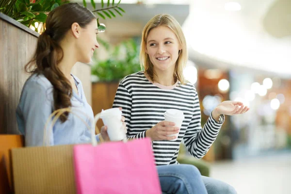 Dos Chicas Informales Amigables Con Bebidas Que Tienen Chat Mientras — Foto de Stock