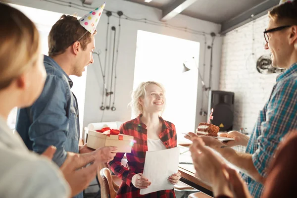 オフィスで誕生日を祝う創造的な若者の肖像画 ケーキや贈り物を受け取る幸せなブロンドの女性に焦点を当て スペースをコピー — ストック写真