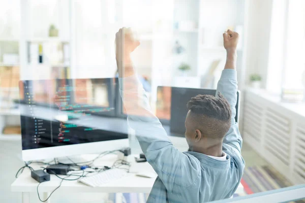 Joven Desarrollador Software Afroamericano Extático Levantando Las Manos Emoción Mientras — Foto de Stock