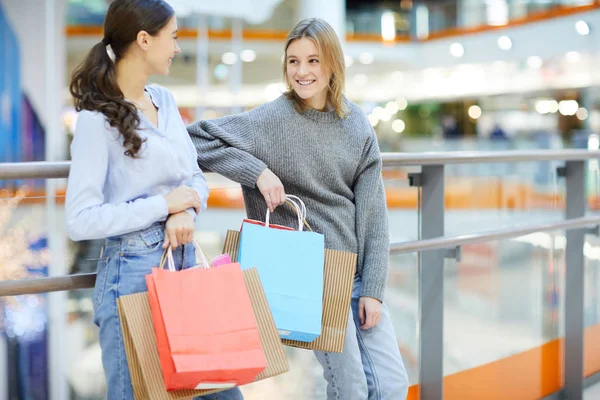 Leuke Happy Meisjes Casualwear Chatten Terwijl Opknoping Rond Moderne Winkelcentrum — Stockfoto