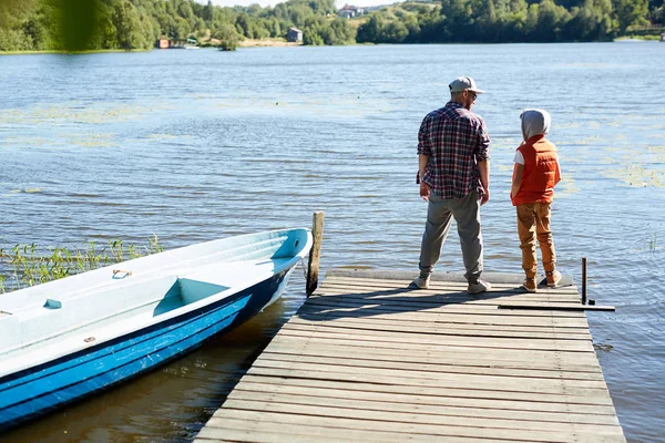 Vue Arrière Père Fils Debout Sur Ponton Bois Devant Bord — Photo