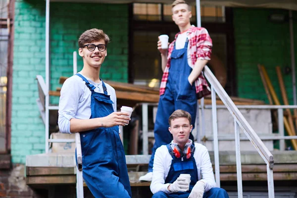 Groep Van Vrolijke Positieve Knappe Jonge Jongens Werkkleding Leunend Leuningen — Stockfoto