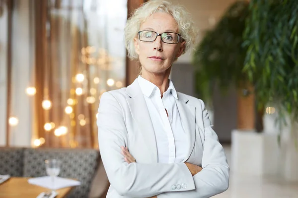 Serieus Zelfverzekerd Krullend Volwassen Vrouwelijke Manager Glazen Dragen Jas Kruisen — Stockfoto