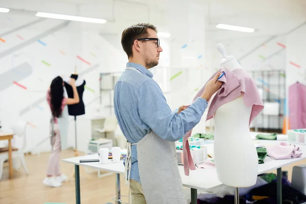 Ernstige Drukke Jonge Man Met Baard Dragen Schort Bril Staande — Stockfoto