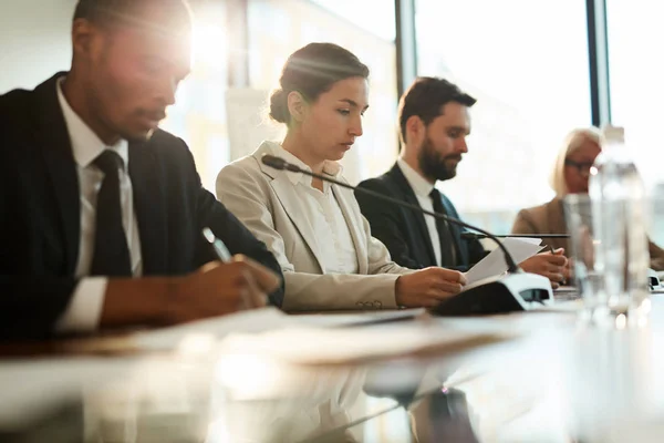 Studenti Interculturali Seri Che Leggono Appunti Documenti Conferenza Prima Pronunciare — Foto Stock