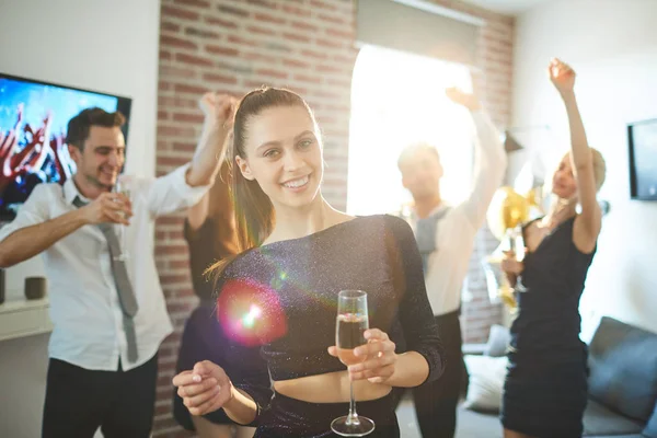 Chicas Glamorosas Felices Con Sonrisa Dentada Bailando Casa Fiesta Con —  Fotos de Stock