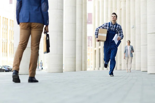 Corredor Joven Con Caja Llena Corriendo Hacia Uno Los Clientes —  Fotos de Stock