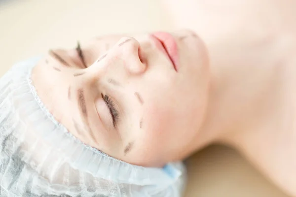 Paciente Joven Con Los Ojos Cerrados Esperando Cirugía Plástica Cara — Foto de Stock