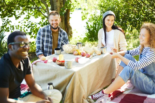 Jovens Adolescentes Alegres Casualwear Sentados Chão Ambiente Natural Conversando Almoço — Fotografia de Stock