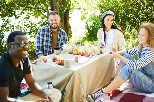 Giovani Adolescenti Gioiosi Casualwear Seduti Terra Ambiente Naturale Parlando Pranzo — Foto Stock