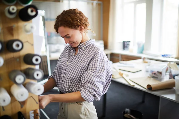 Eigentijdse Modeontwerper Casualwear Zoek Naar Trendy Samples Nieuwe Collectie Creëren — Stockfoto