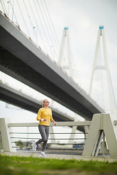 Mujer Mayor Activa Que Usa Jersey Amarillo Leggins Grises Corriendo —  Fotos de Stock