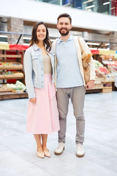 Alegre Hermosa Pareja Joven Ropa Casual Pie Mercado Agricultores Sonriendo —  Fotos de Stock