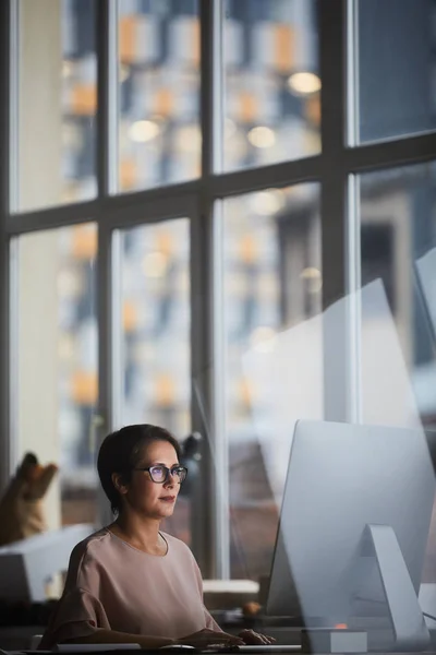 Junge Moderne Geschäftsfrau Sitzt Büro Tisch Und Surft Netz — Stockfoto