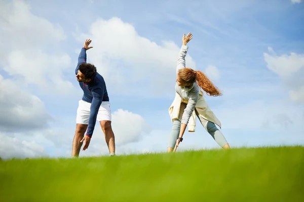 Joven Deportista Deportista Inclinándose Sobre Campo Verde Mientras Hace Ejercicio — Foto de Stock