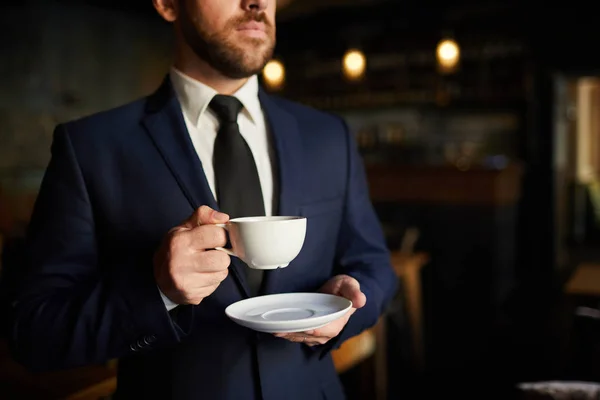 Primer Plano Empresario Pensativo Serio Traje Formal Pie Sosteniendo Plato —  Fotos de Stock