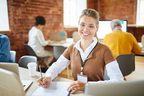 Giovane Commercialista Banchiere Successo Seduto Sul Posto Lavoro Analizzando Dati — Foto Stock