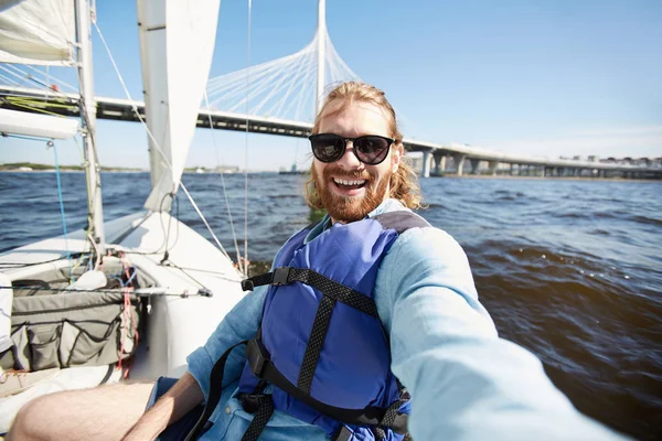 Feliz Joven Guapo Emocionado Con Barba Usando Gafas Sol Riendo — Foto de Stock