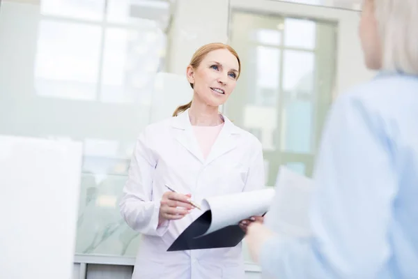 Volwassen Professionele Apotheker Met Document Raadpleging Een Van Cliënten Het — Stockfoto