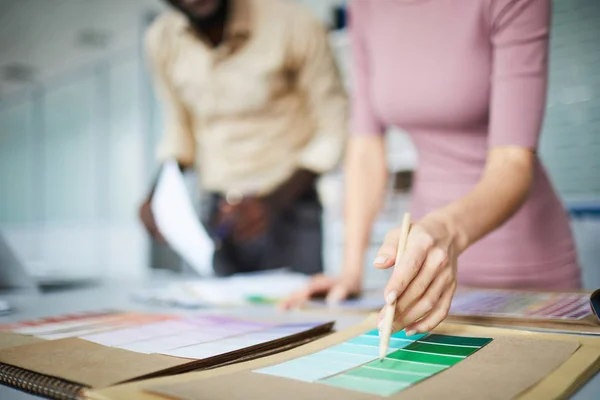 Mano Diseñador Con Lápiz Apuntando Color Verde Pálido Muestra Mientras — Foto de Stock