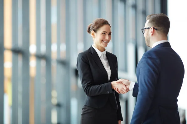 Joven Mujer Negocios Sonriente Dando Apretón Manos Socio Negocios Extranjeros — Foto de Stock