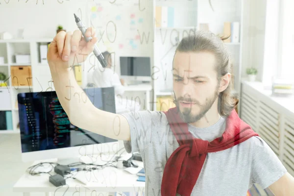 Sério Pensativo Hipster Jovem Barbudo Coder Franzindo Testa Enquanto Brainstorming — Fotografia de Stock