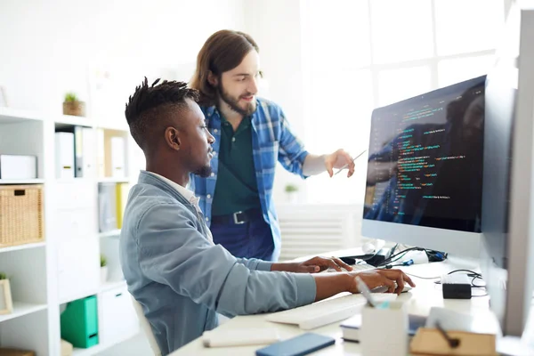 Positive Skilled Young Multiethnic Coders Casual Clothing Discussing Computer Language — Stock Photo, Image