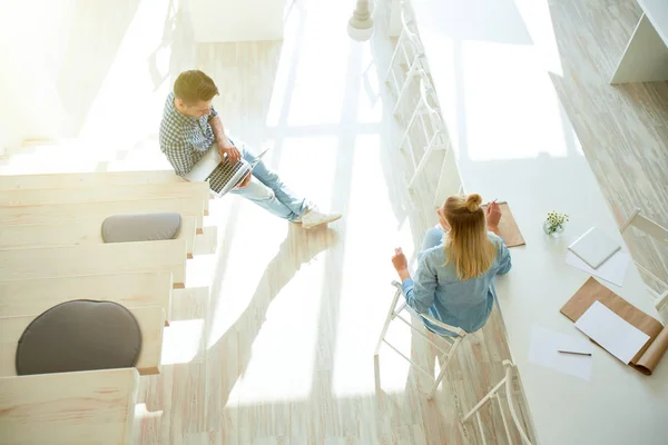 Overzicht Van Twee Jonge Casual Specialisten Zoek Naar Bespreking Van — Stockfoto